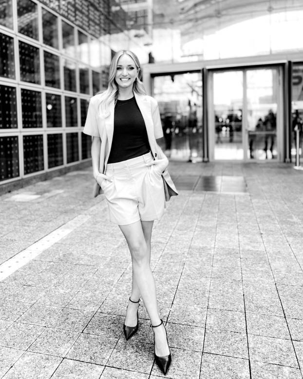 FOTO Napravila gaf uživo koji je obišao Europu. Atraktivna TV voditeljica ljubi Kovačeva šefa