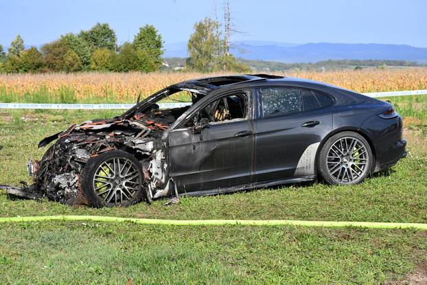 FOTO Izgorjeli skupocjeni auti kraj Požege: Viličarima ih iznosili da spriječe katastrofu