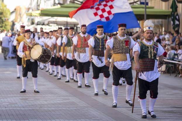 Vinkovci: Svečani mimohod sudionika 60. Vinkovačkih jeseni