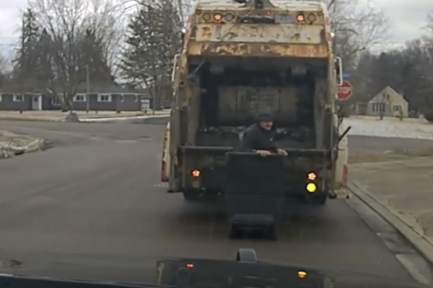Bje&zcaron;ao od. policije i sakrio se u sme&cacute;u