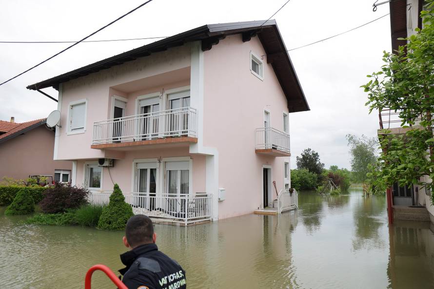 Karlovac: Vatrogasci i Crveni križ dostavljaju kruh građanima koji su u svojim kućama