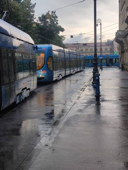 GALERIJA  Poplave u Zagrebu, u Istri vjetar rušio stabla, na Pagu olujno more razbijalo čamce