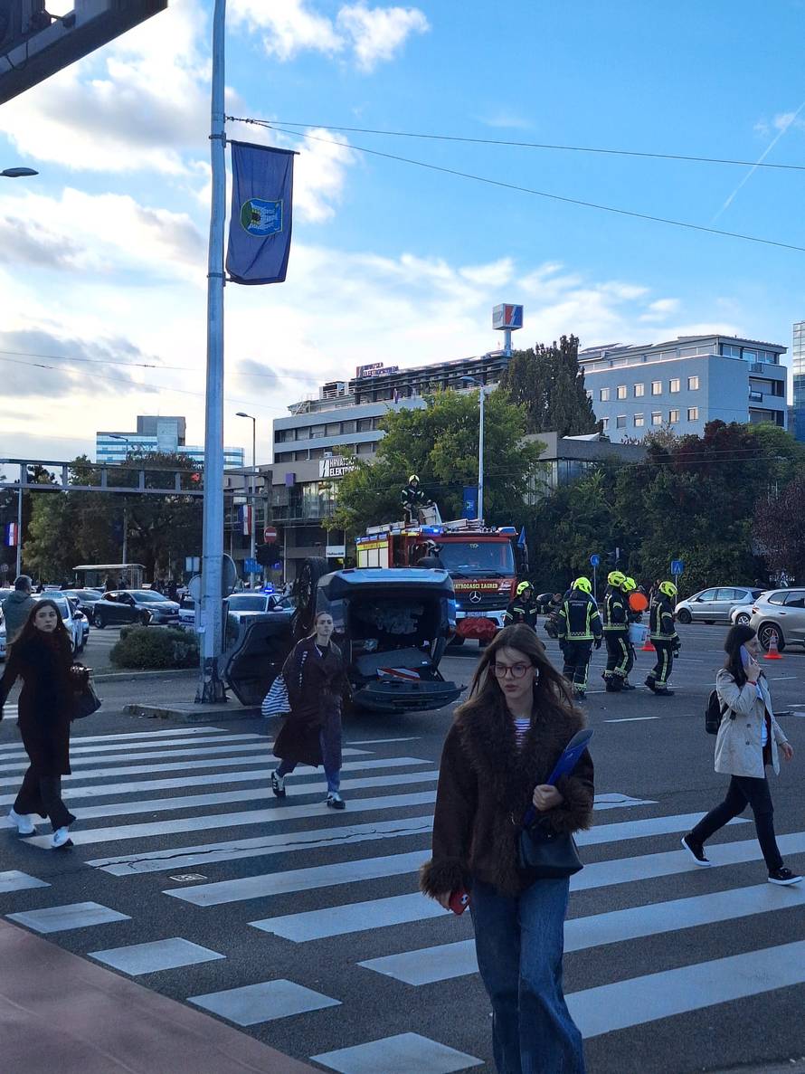 Auto završio na krovu nakon sudaru u Zagrebu: 'Stigli su i vatrogasci. Sve je puno stakla'