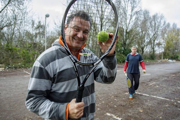 Zagreb: Glumci Boris Svrtan i Ivan Jončić krate teške dane igrajući tenis na parkiralištu