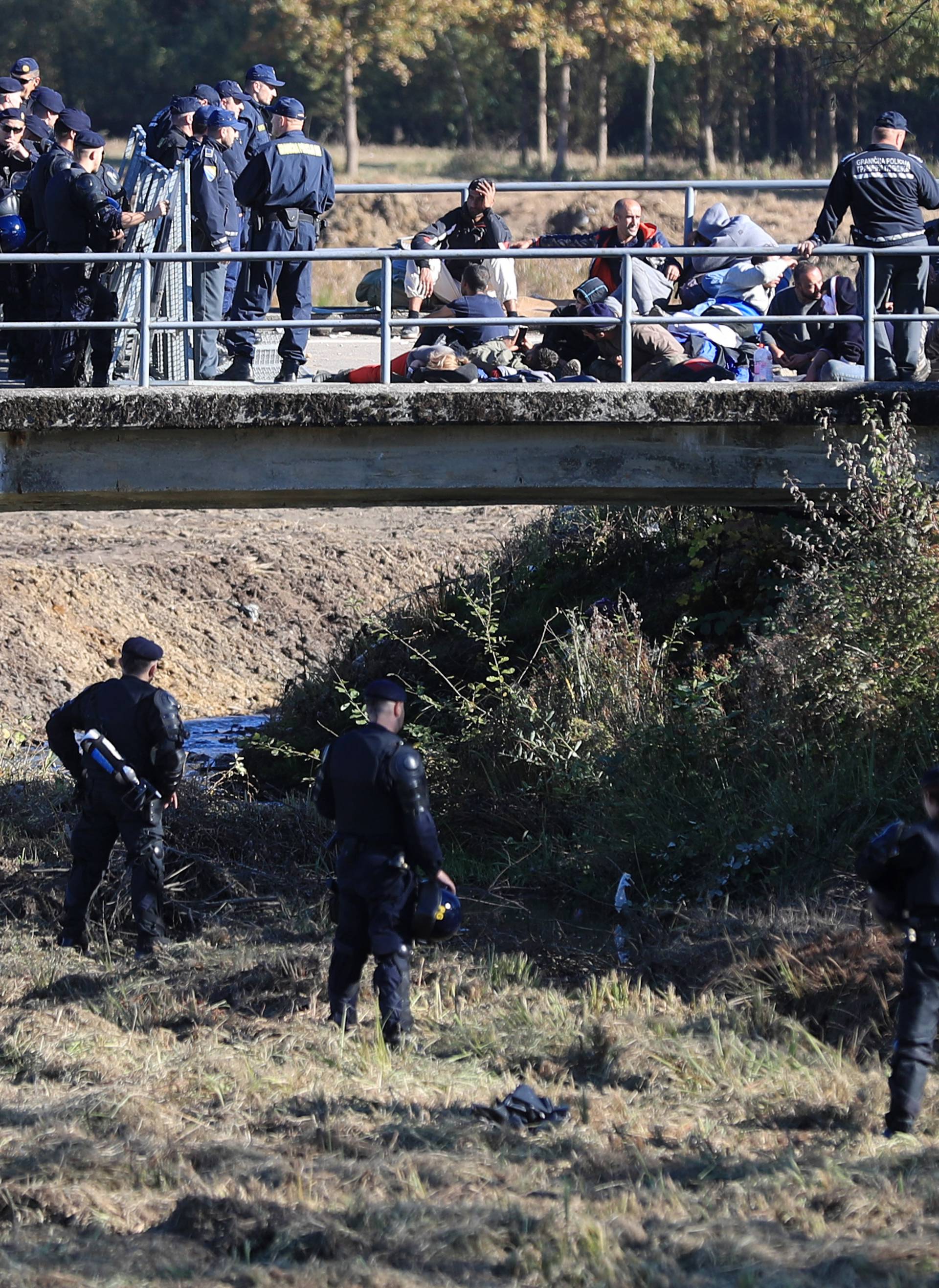 Migranti ih gađali kamenjem: Lakše ozlijeđena dva policajca