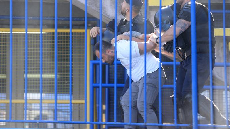 VRUĆI DERBI Nakon pjesama i požara na Maksimiru, još je i policija privela dva muškarca!
