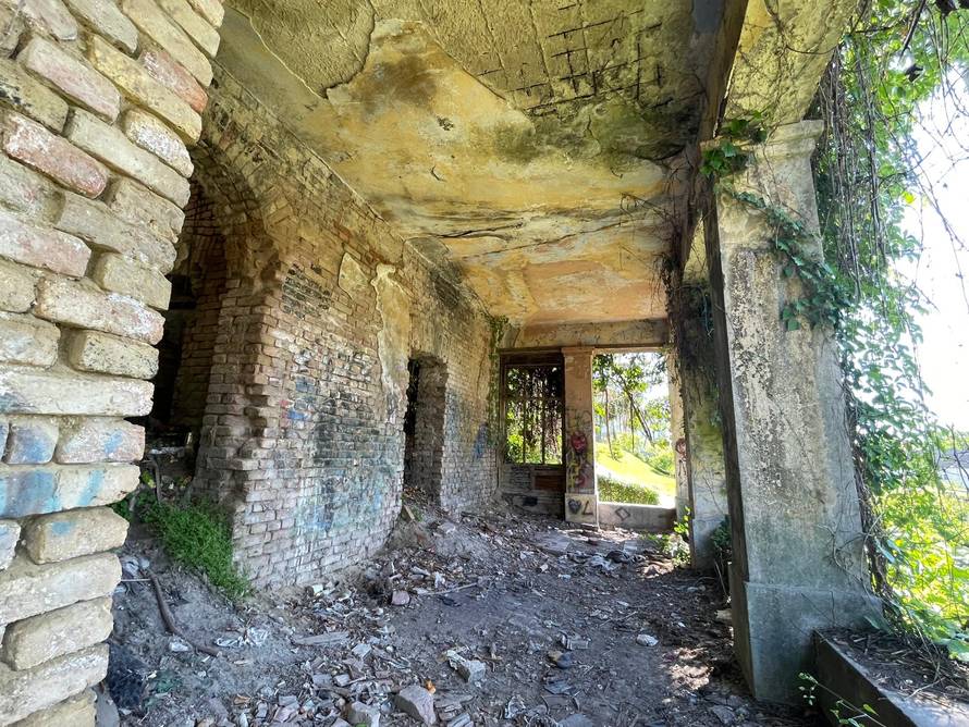 Zrinjevac je porezao stabla oko zapuštene vile, a članovi vijeća i mjesnog odbora uredili okolicu