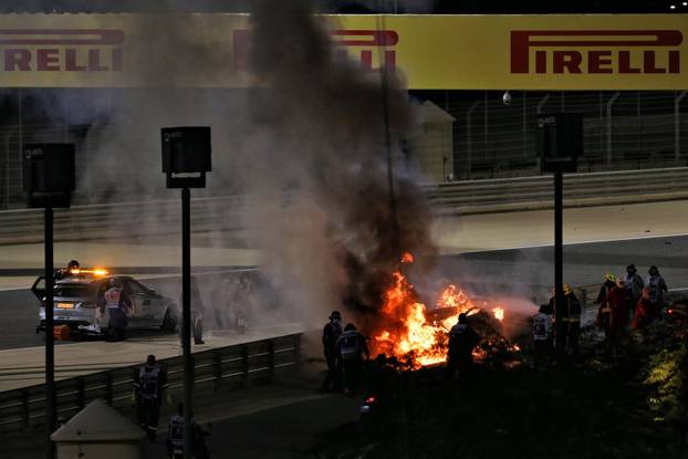 Stravi?na nesre?a u Bahreinu: Grosjean se zabio u zid, bolid se u udarcu prepolovio i izgorio