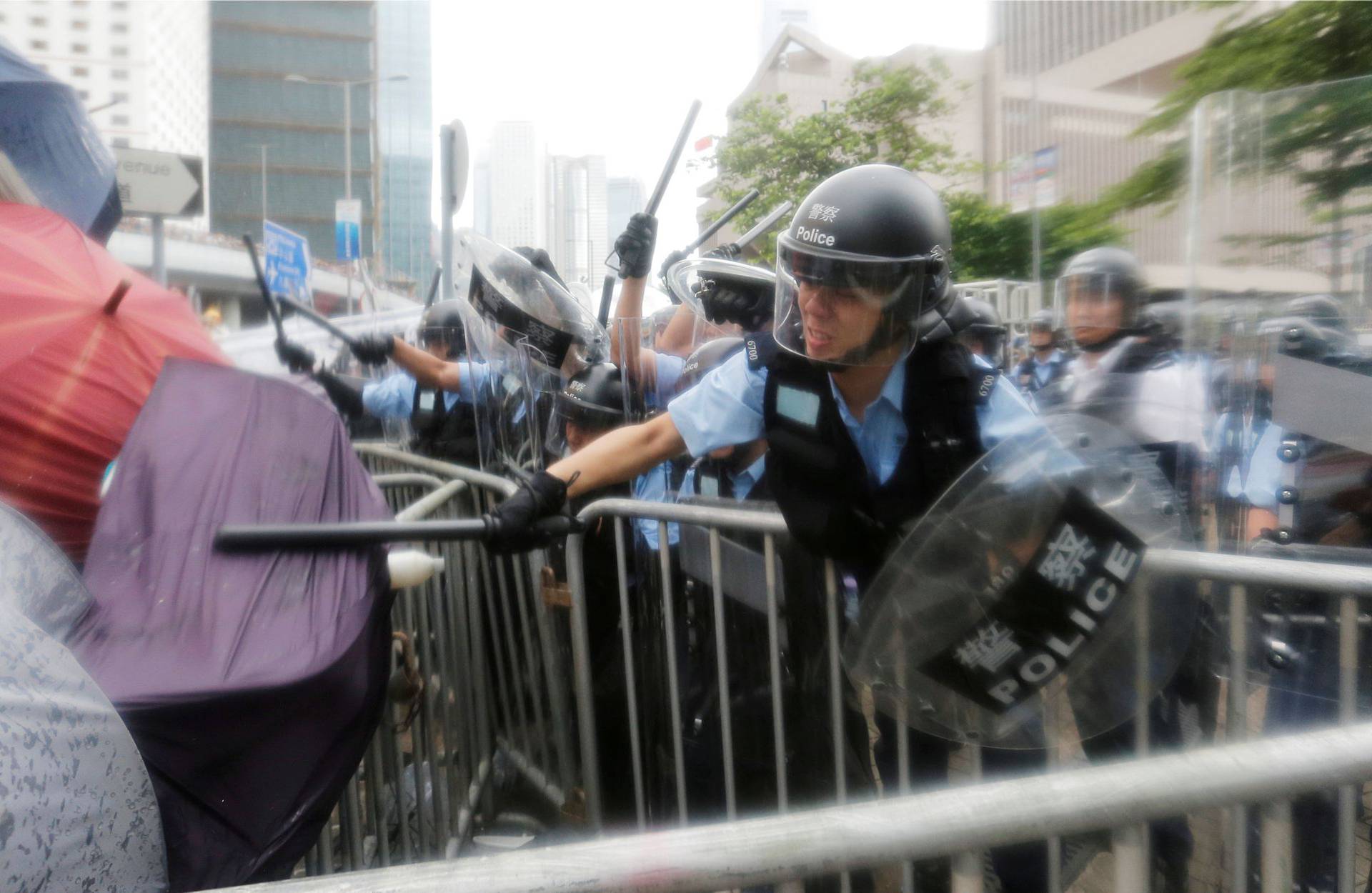 Veliki nemiri u Hong Kongu: Suzavcem gađaju prosvjednike