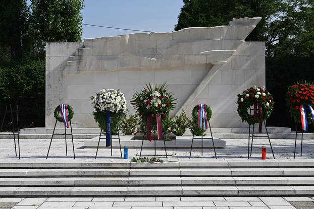 Zagreb: Izaslanstvo Grada odalo počast žrtvama  na Partizanskom groblju