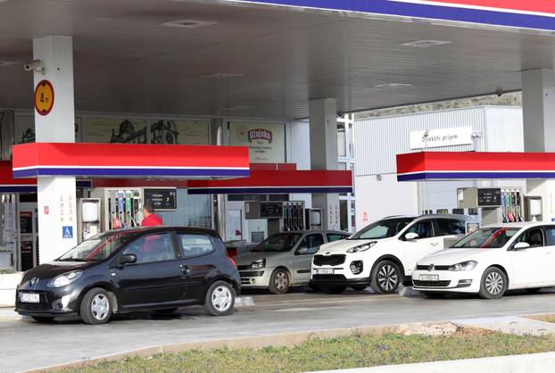 Šibenik: Zbog najavljenog poskupljenja goriva na crpkama se ponovno stvaraju velike gužve