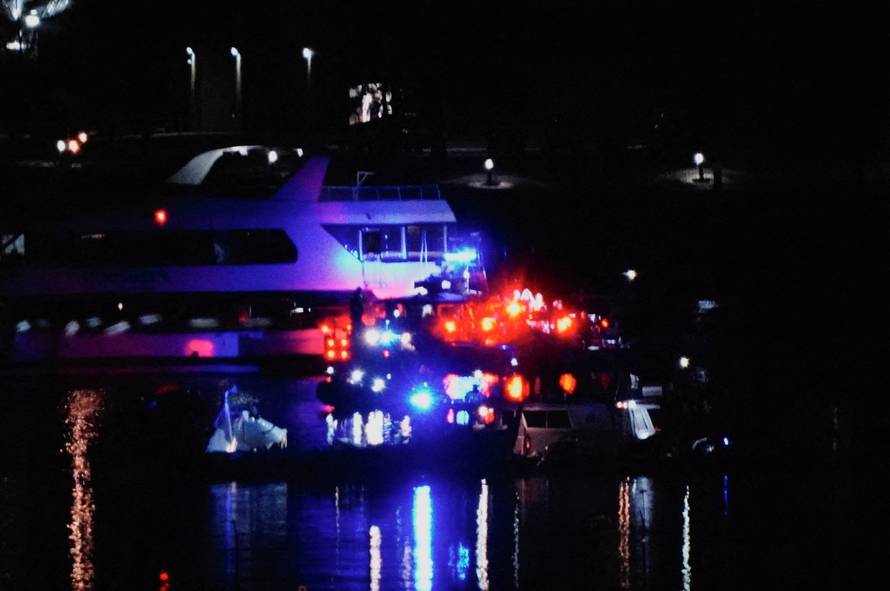 American Eagle aircraft crashes in the Potomac River near Ronald Reagan Washington National Airport