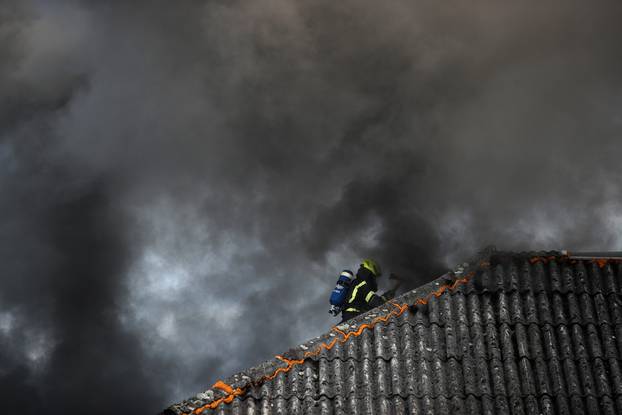 Zagreb: Gori objekt na Krugama, vatrogasci na terenu