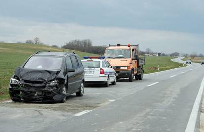 Vozačica preticala kamion pa naletjela na Opel Zafiru