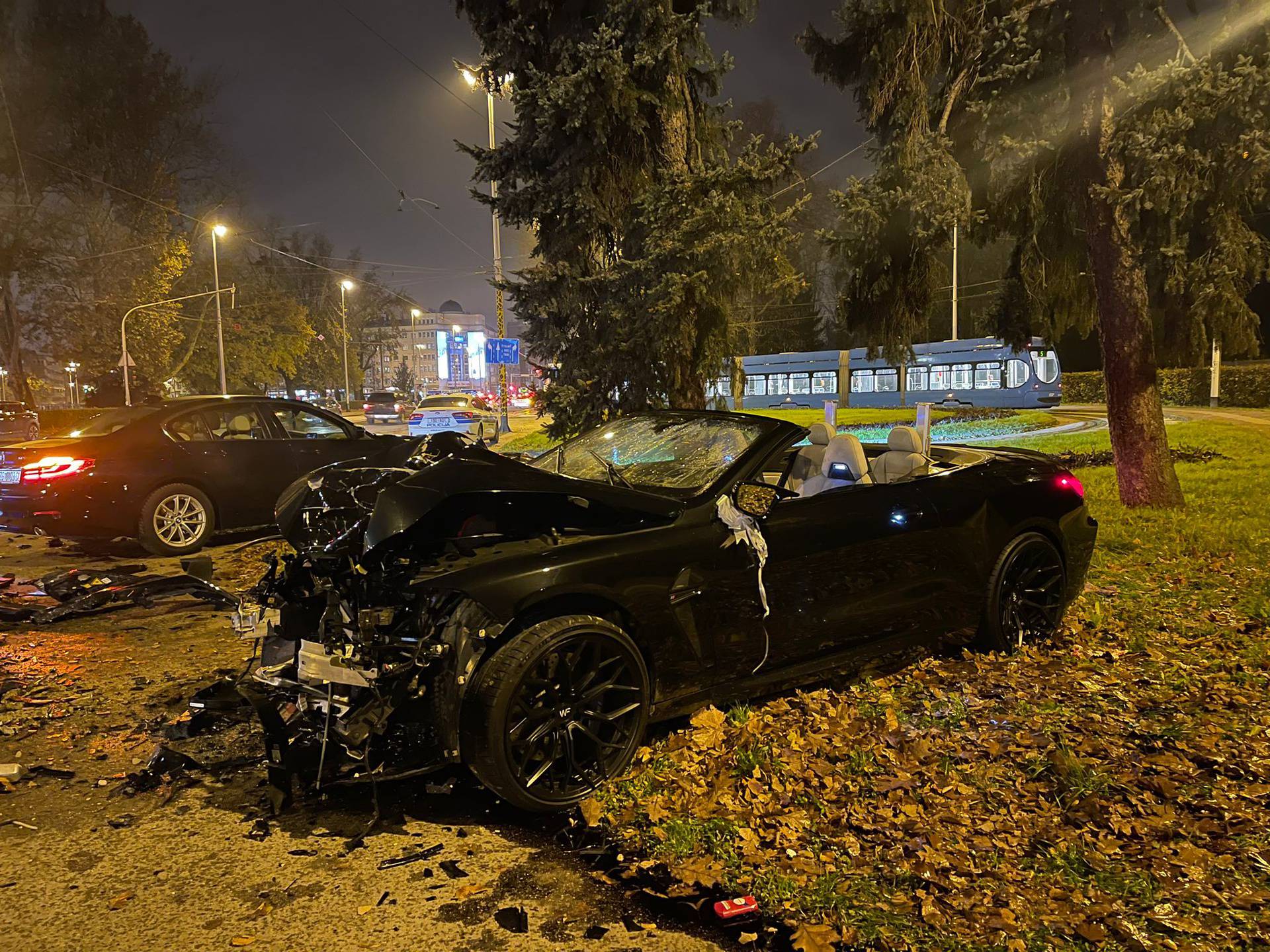 FOTO Užas u Zagrebu: BMW-om se zabio u stup, auto smrskan. Dvoje ljudi završilo je u bolnici