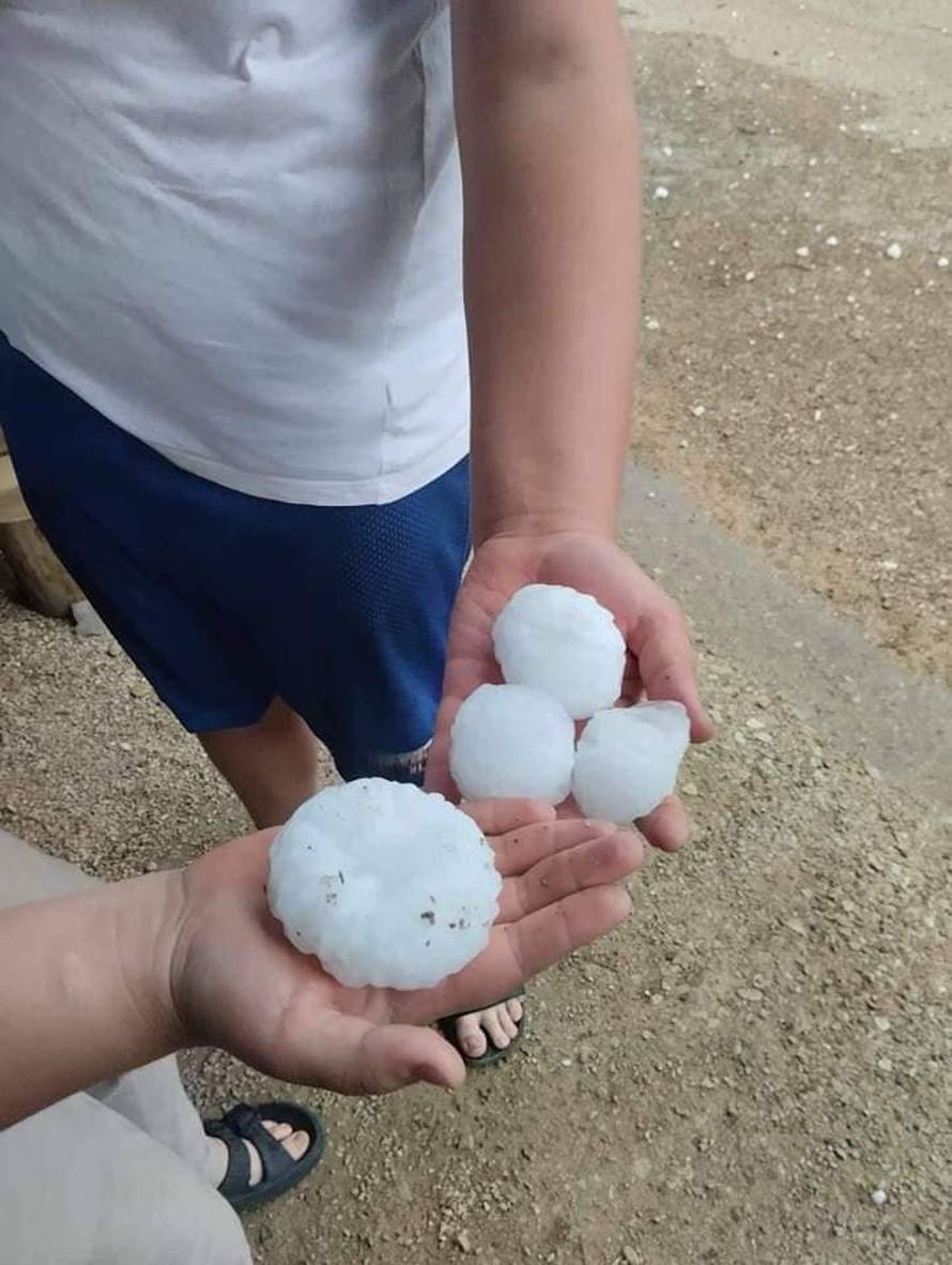 Jako nevrijeme, koje stiže i u Slavoniju, poharalo BiH: 'Pada kod nas tuča veličine jajeta!'