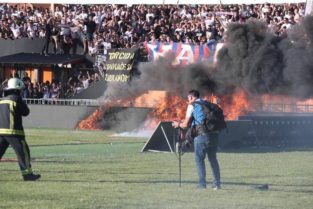 Šibenik: Utakmica prekinuta uslijed zapaljene ograde, gašenje u tijeku