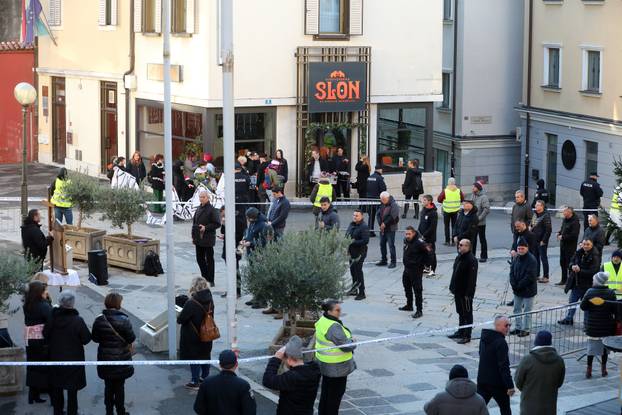 Rijeka: Molitelji i prosvjednici pred katedralom Svetog Vida.