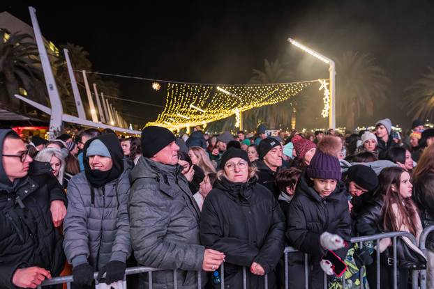 Baby Lasagna na Splitskoj rivi nastupio je prije Željka Bebeka