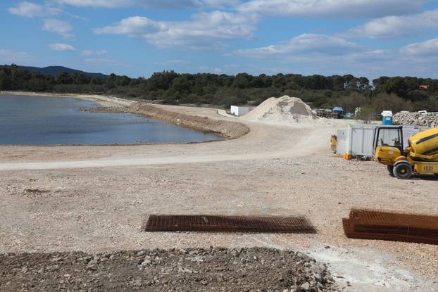 Desperate residents and weekenders of Krapanj: In the natural bay they want to build molles and tennis courts