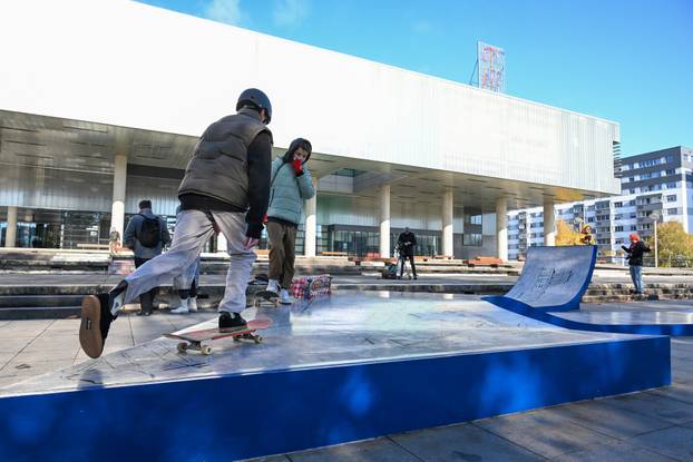 Zagreb: Ispred Muzeja Suvremene Umjetnosti postavljena skate skulptura "skate spot"