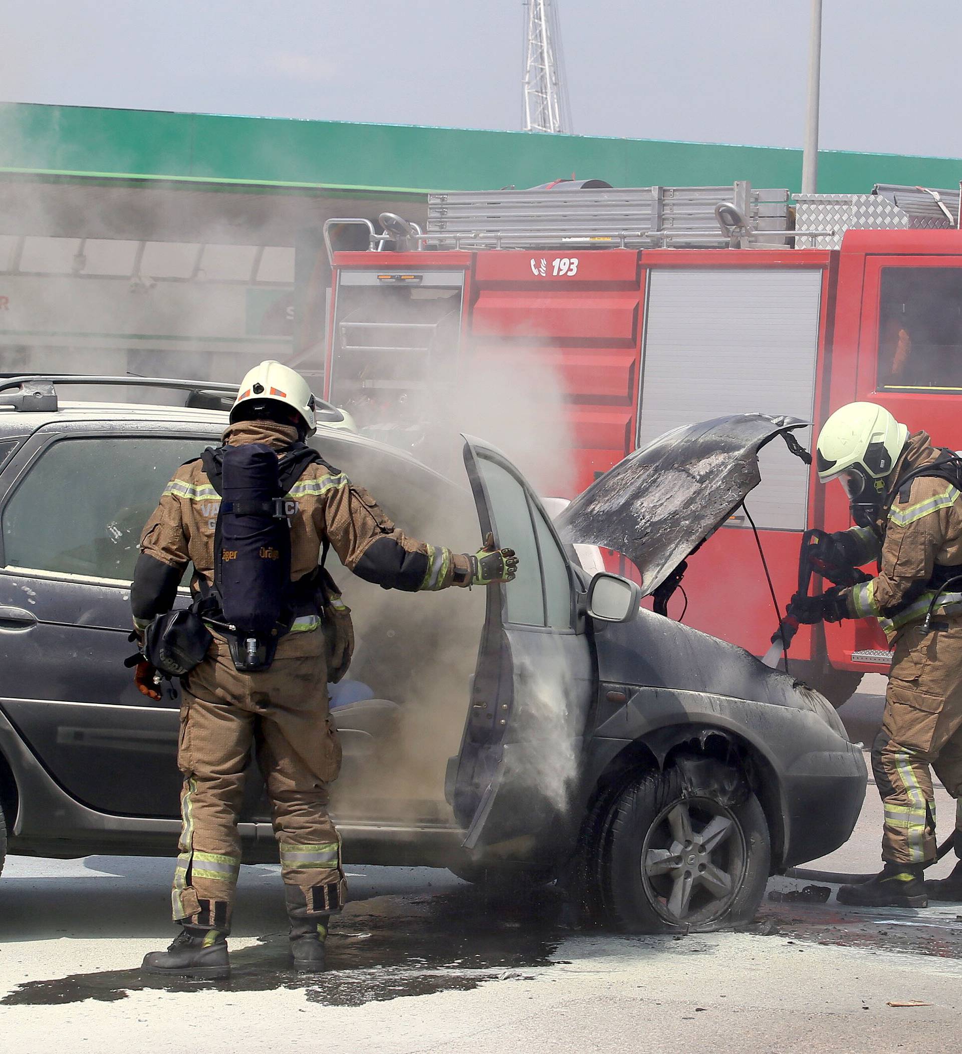 Split: Na ulazu u benzinsku postaju zapalio se osobni automobil