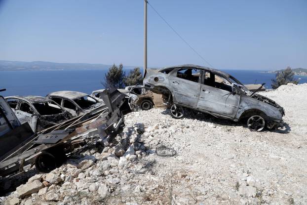 Omiš: Veliki broj izgorenih automobila u požaru