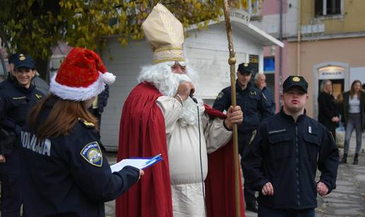 FOTO Policijski Sveti Nikola u Puli darivao poklone djeci s poteškoćama u razvoju
