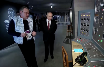 VIDEO Vladimir Putin na izložbi je odbio pritisnuti gumb za simulaciju nuklearne bombe