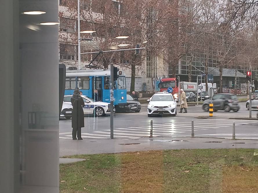 Automobilom podletio pod tramvaj na Sveticama: 'Opći je zastoj, nitko se ne mrda'