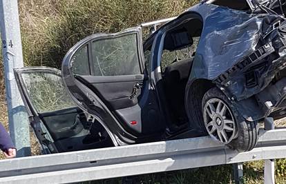 Nesreća u Solinu: Auto nakon sudara preletio zaštitnu ogradu