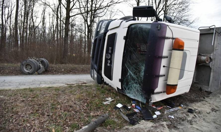 Vozač teško ozlijeđen, kamionu pukla osovina te se prevrnuo
