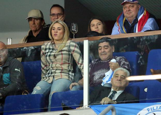 Zagreb: Maradona i njegova djevojka strastveno navijaju na me?u parova Davis Cupa
