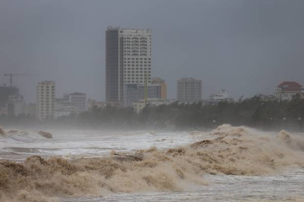 Typhoon Kajiki approaches Vietnam's central coast