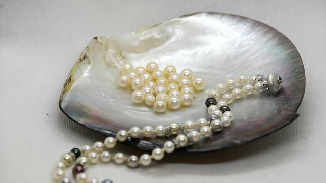 Biserna ogrlica je istinski simbol klasike i dolazi u prepoznatljivo bijeloj, ali i sivoj varijanti