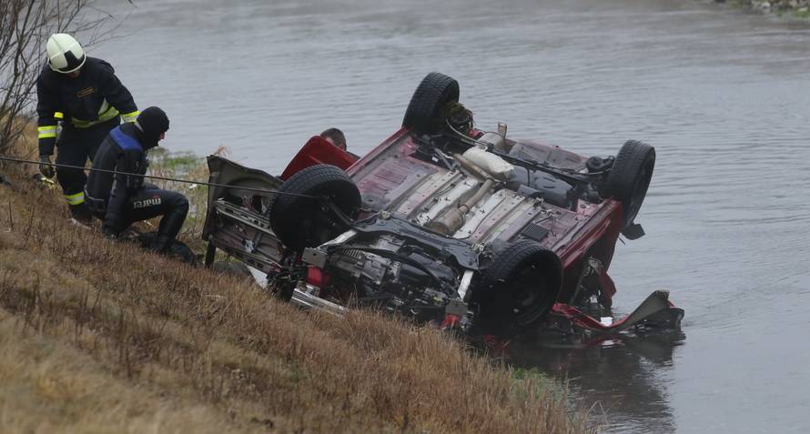 Odvezao je prijatelje kućama pa sletio u kanal i preminuo