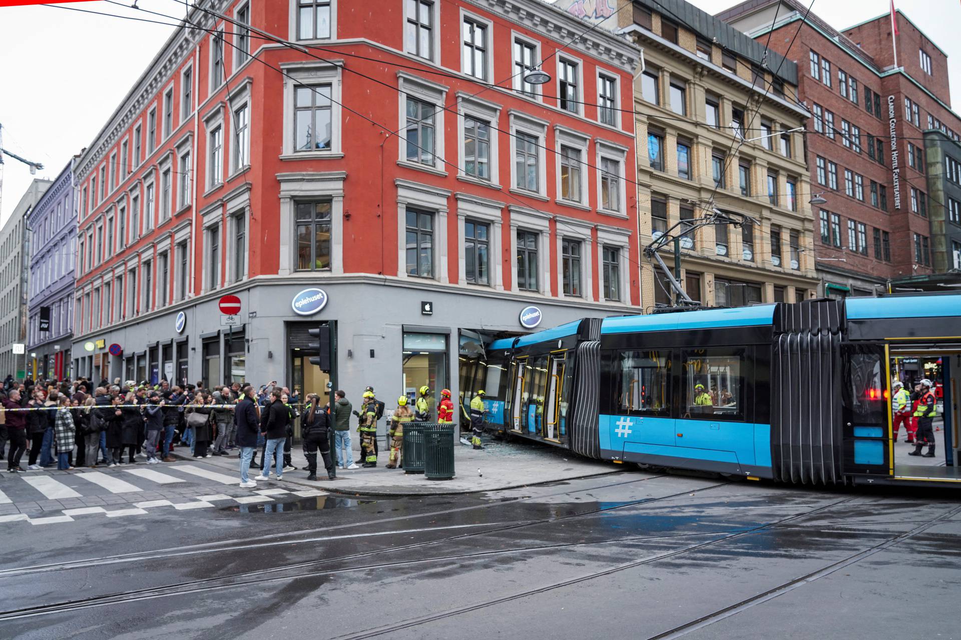 Tram crashes into building in Oslo