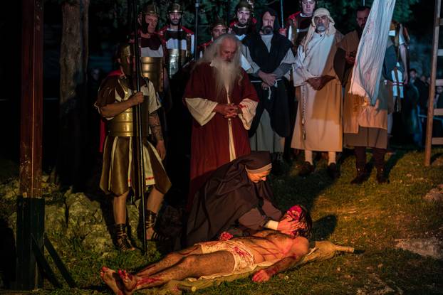 Imotski: Uprizorenje 24. Žive slike Muke Isusove