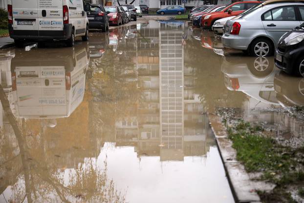 Stanovnike zagrebačkih Gajnica dočekala je poplava. Voda je potpuno prekrila dio Čileanske ulice