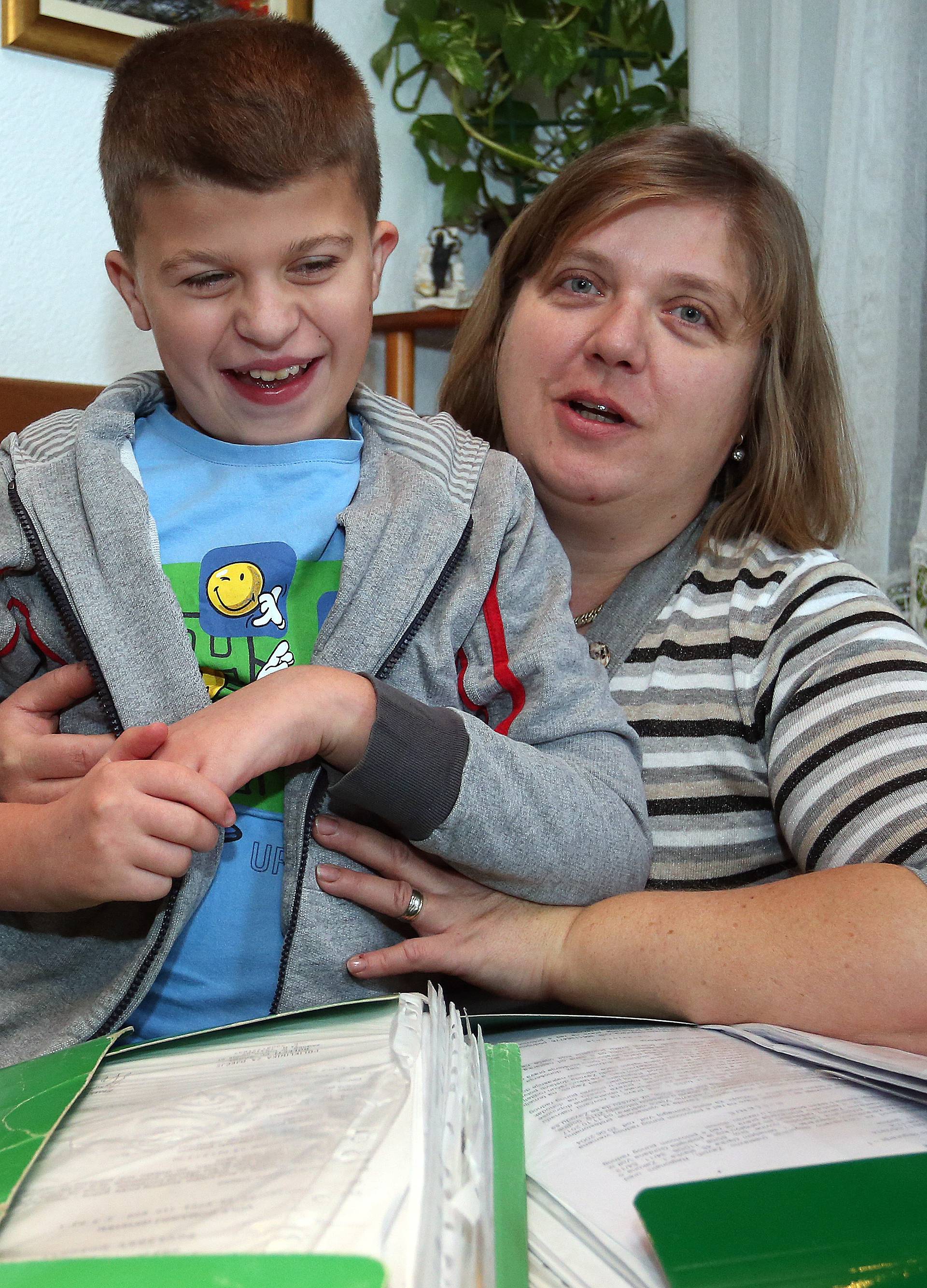 Apsurd: 'Moj sin je bolestan, a moram to stalno dokazivati'