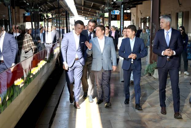 Zagreb:  Prvi elektrobaterijski vlak pušten u promet