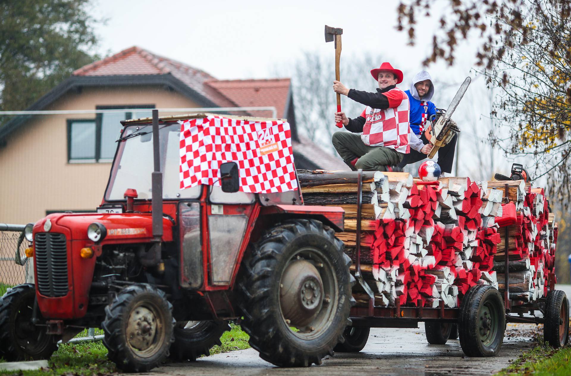 Navijači iz Gradne obojali su drva za ogrjev u crveno bijelu boju