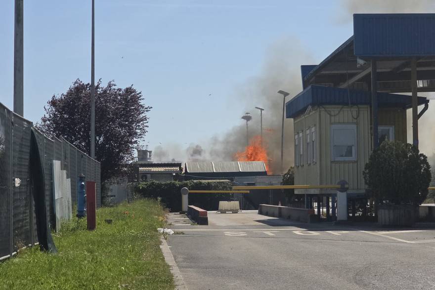 Zapalio se Jakuševec: 'Sve smrdi, crni dim se širi'