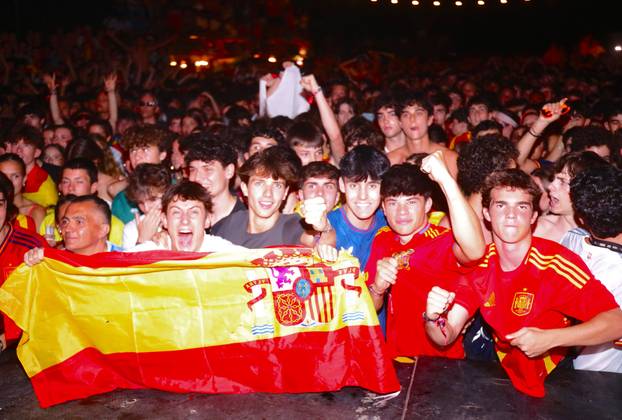 Španjolski navijači nakopn pobjede slavili na ulicama Splita 