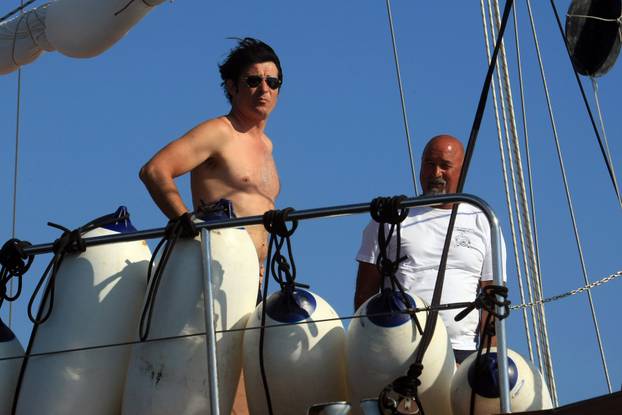 ARHIVA - Hvar: Goran Višnji? s obitelji i prijateljima odmara na jedrenjaku Jutarnja Zvijezda, 2012.