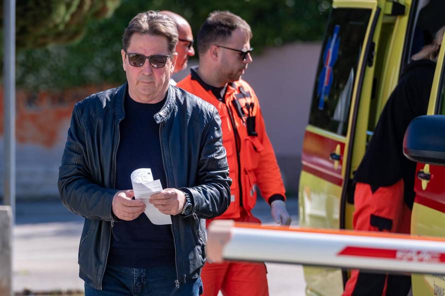 Stipe Petrina uz policijsku pratnju doveden na Trgovački sud u Zadru, stigla i hitna pomoć