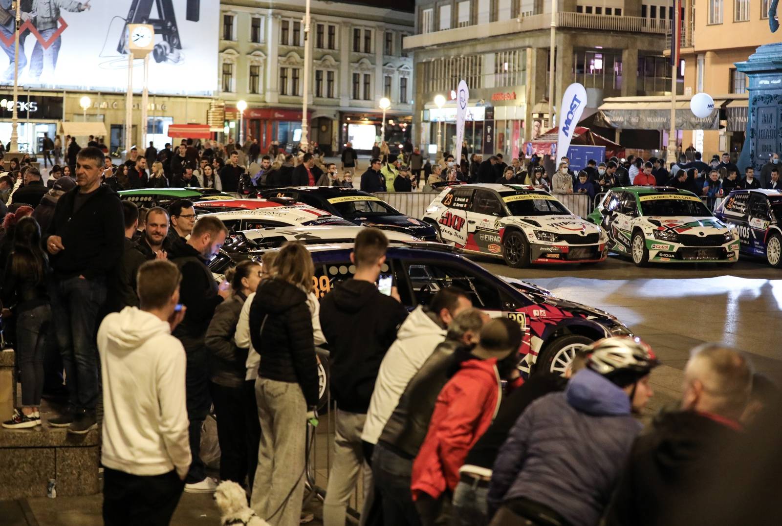 Zagreb: WRC automobili  na glavom gradskom trgu privukli veliku pažnju građana