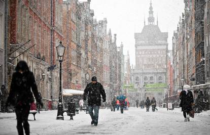 Snijeg paralizirao pola Europe, u Poljskoj se smrznulo 30 ljudi
