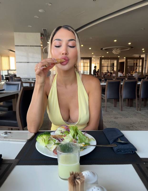 FOTO Sve joj je na mjestu! Prije su je ismijavali, danas zarađuje ogromne cifre kao model