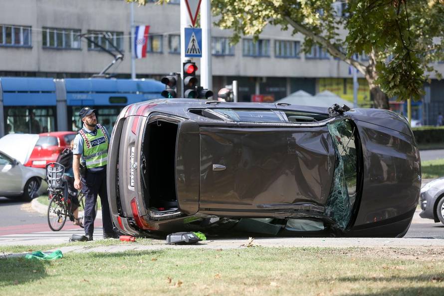 Zagreb: Prometna nesreÄa na kriÅ¾anju Vukovarske i Koranske ulice, auto zavrÅ¡io na krovu